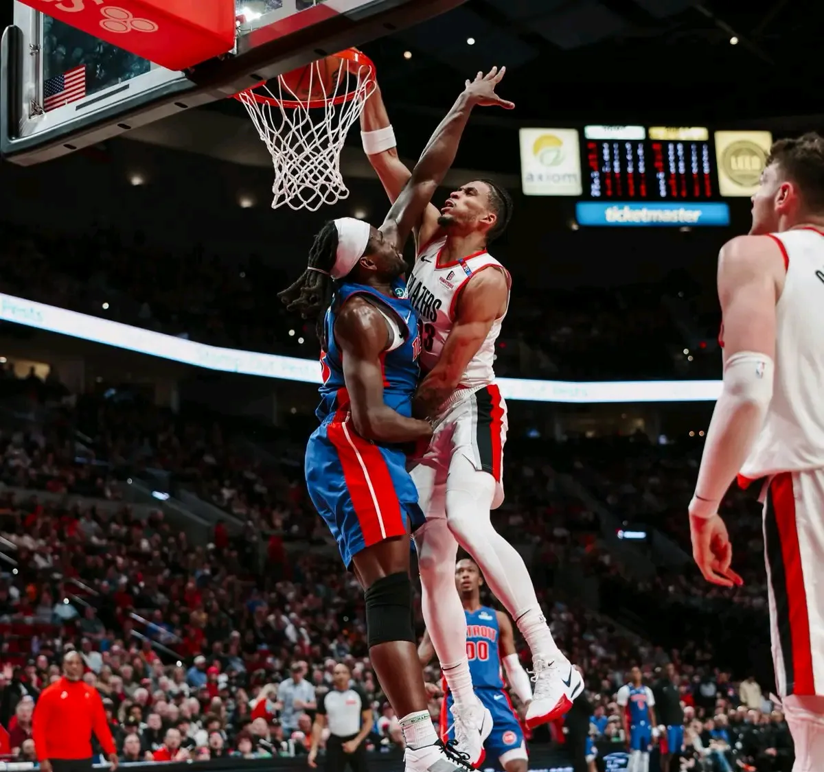 快船队长发挥出色,助球队击败对手 快船队长发挥出色,助球队击败对手